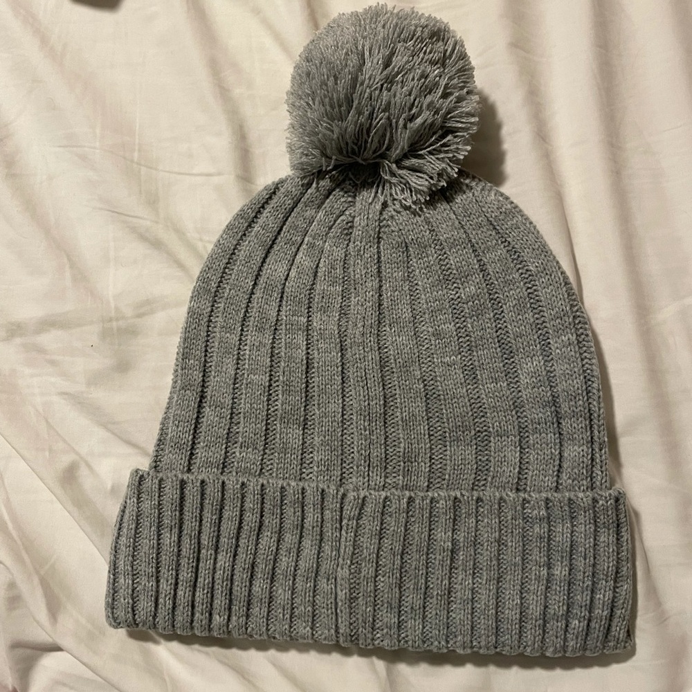 SOLD ❌ NWT Michael Kors pom pom beanie winter hat - Picture 5 of 5